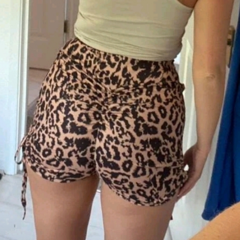 Sale🥳NEW Ruched Booty Lift leopard animal print sexy shorts, size S